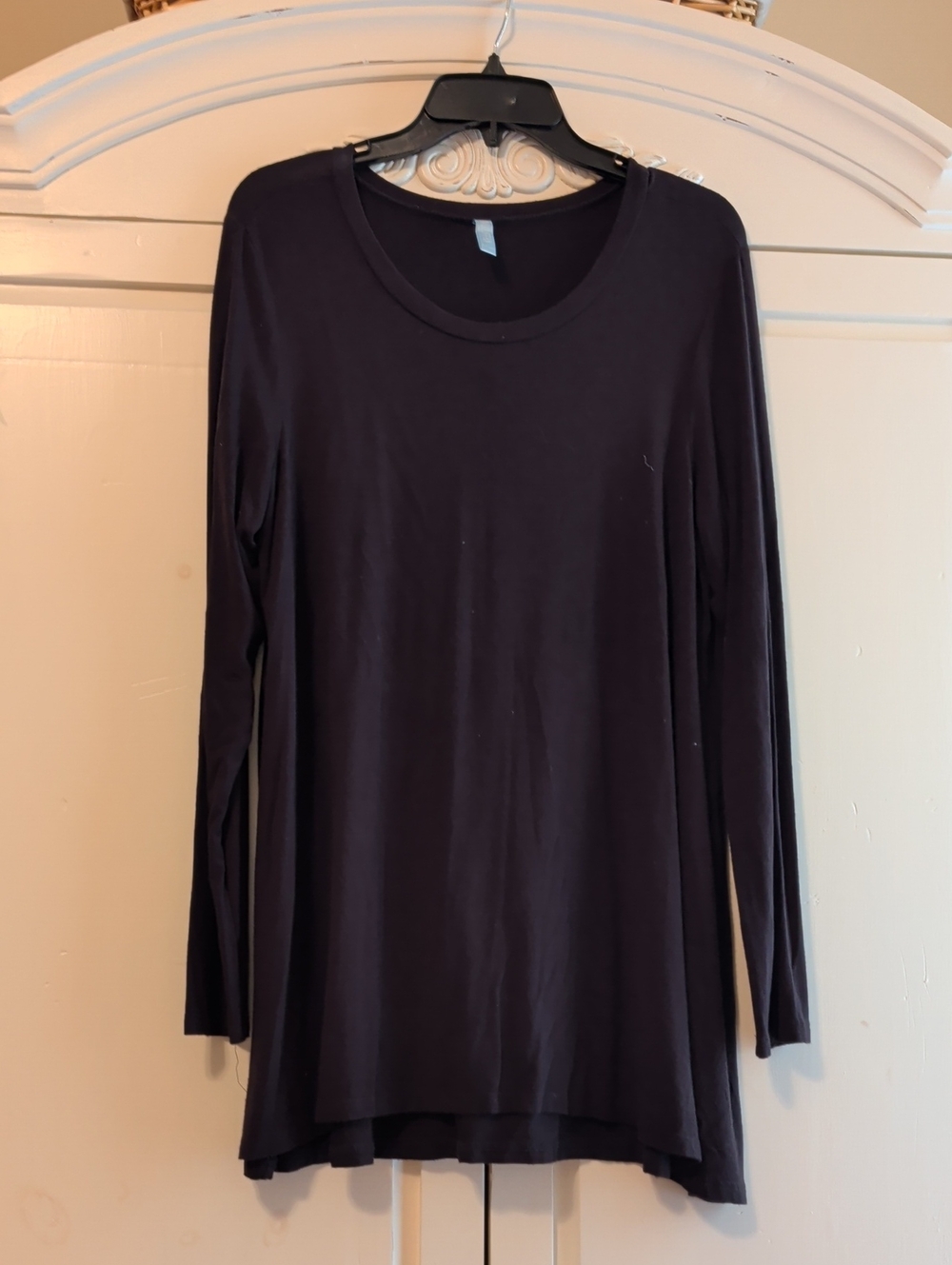 Women’s Black Long Sleeve Scoop Neck Tunic Top